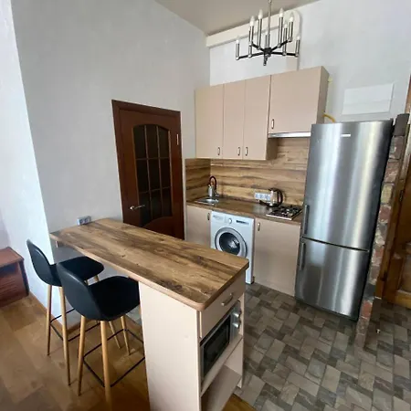 на вулиці залізняка - бічна вулиці антоновича * Lviv